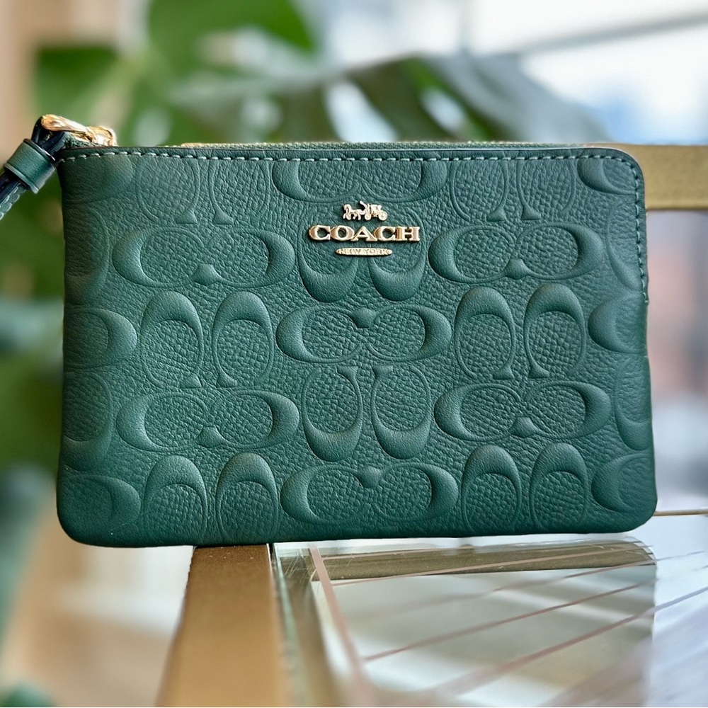 NWT Coach Embossed Matte Textured Forest Green Corner Zip Wristlet Signature C’s - Picture 3 of 11